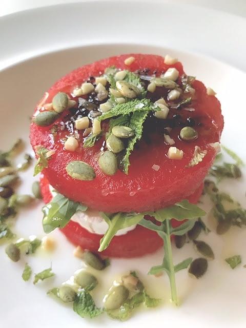 Ensalada de sandía y queso de cabra con frutos secos y hierbabuena