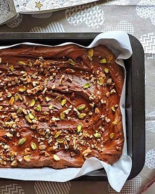 Brownie con nueces, pistachos y chocolate