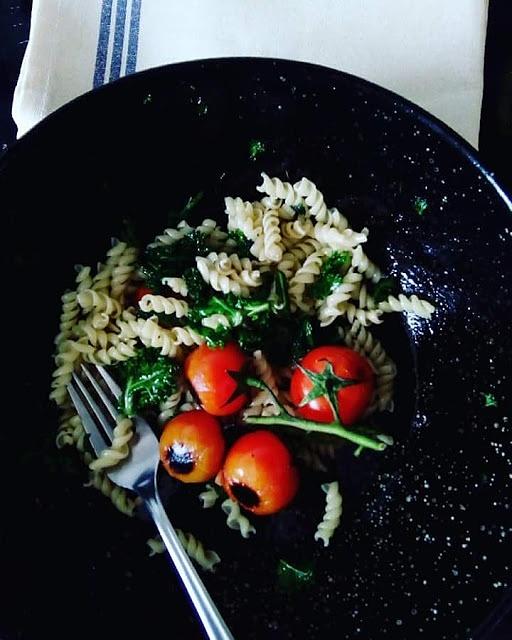 Ensalada caliente de pasta con espárragos, kale y cherry
