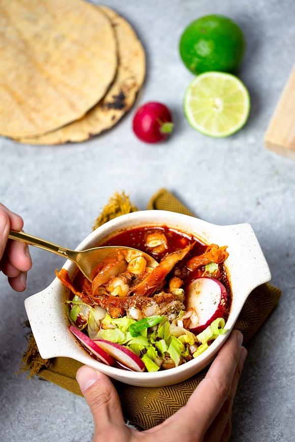 Pozole vegano rojo