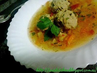 Sopa agria con albóndigas