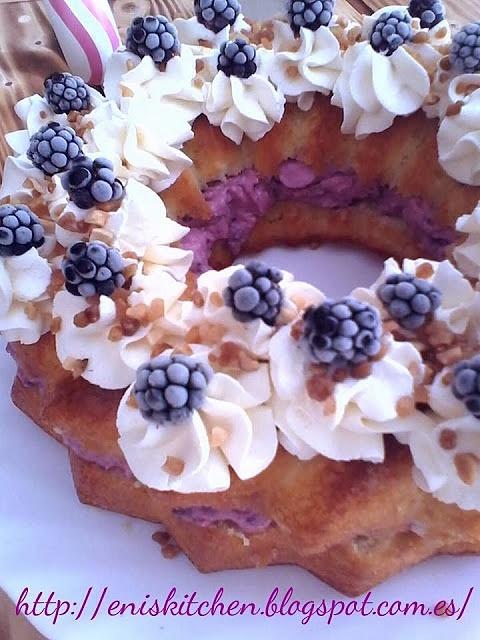 Tarta con mousse de moras y nata
