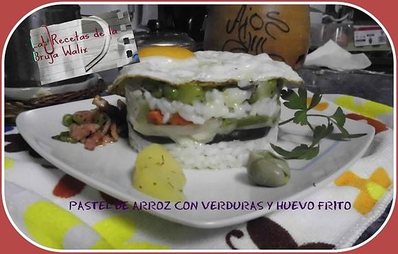 Pastel de arroz y verduras con huevo frito y manzana