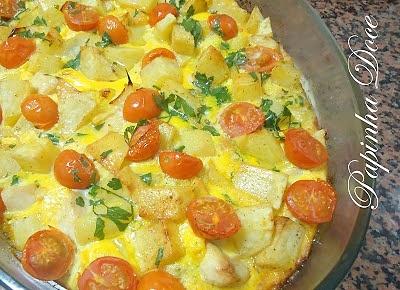 Tablero de huevos y tomates cherry
