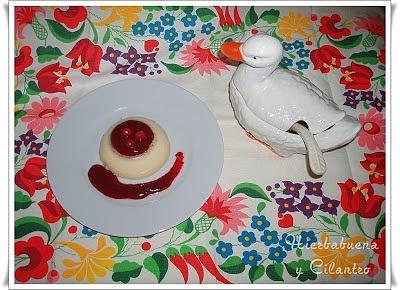 Panna cotta de vainilla con coulis de frutos rojos