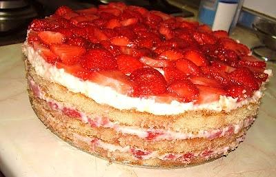 Bizcocho con chantilly y fresas