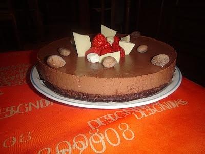 Brownie de chocolate con mousse de fresa y chocolate