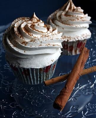 Cupcakes de leche merengada rellenos de curd de limón