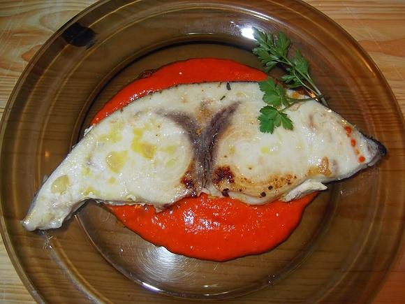 Emperador con pimientos del piquillo