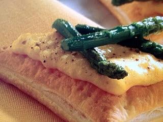 Huevos revueltos en forma de triángulos con espárragos verdes