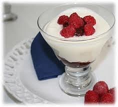 Mousse de yogur con salsa de fresa