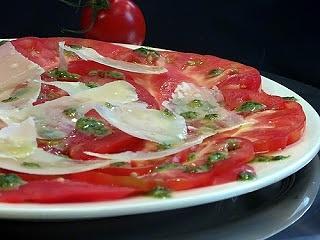 Carpaccio de tomate, parmesano y pesto