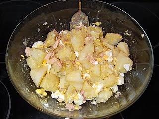 Patatas aliñadas con huevo y atún