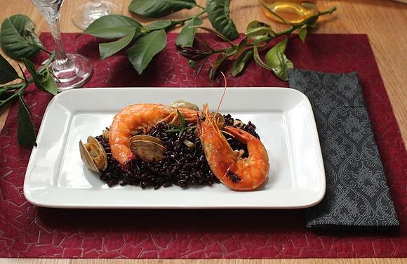 Arroz negro venere con langostinos y almejas