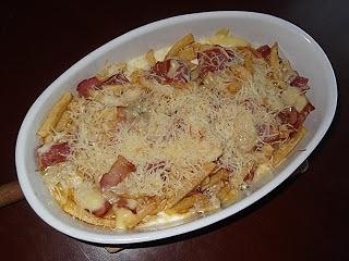 Bacon cheese fries con salsa casera y toque asturiano