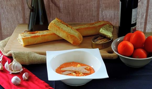 Salmorejo con ventresca de atún