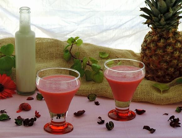 Smoothie de plátano, piña y fresas con leche de coco sin lactosa