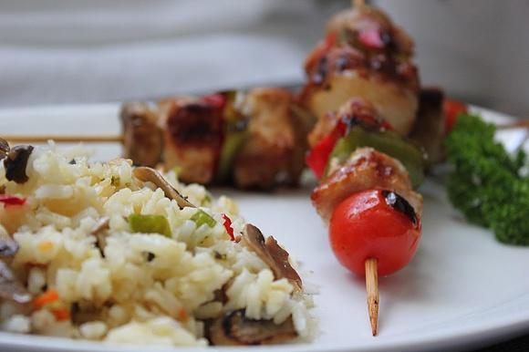 Brochetas de cerdo y arroz con champiñones