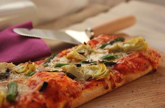 Pizza de alcachofas y espárragos