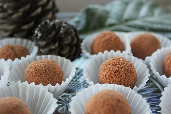 Trufas de chocolate con leche, queso mascarpone y crema de orujo