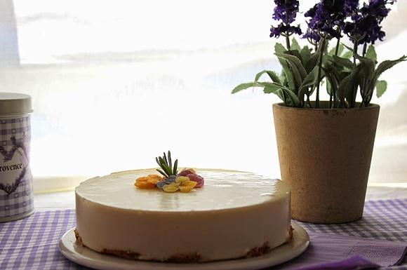 Tarta de piña y flores