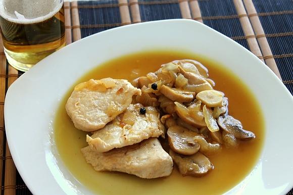 Pollo a la cerveza de limón con champiñones