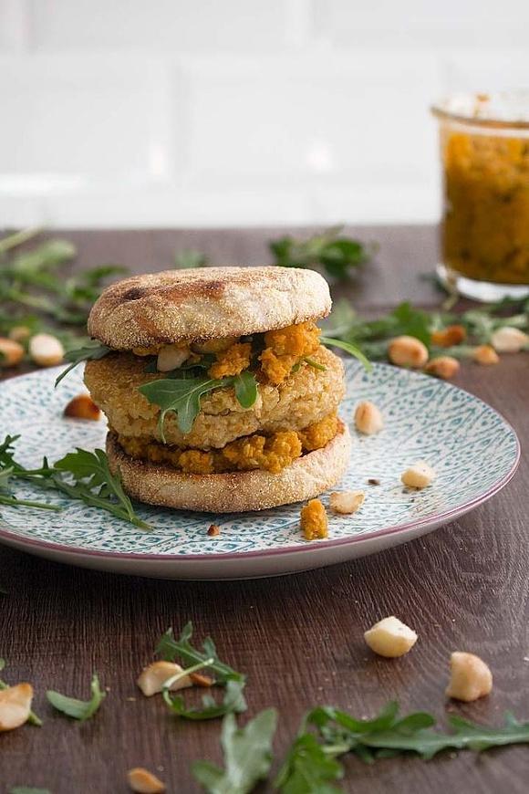 Hamburguesa de quinoa con pesto de zanahoria
