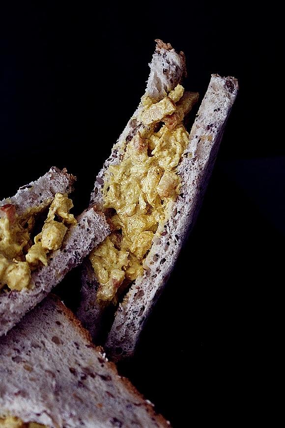 Sándwich de pollo al curry estilo rodilla