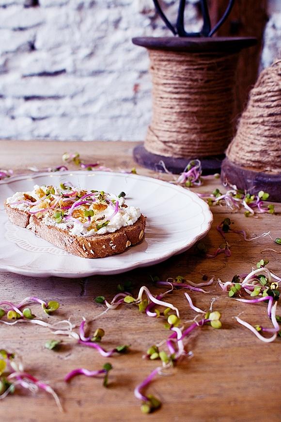 Tosta de ricotta, brotes y nueces