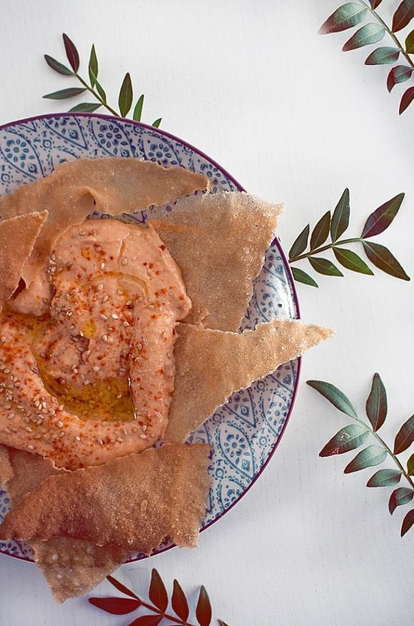 Hummus de pimiento asado y chips de masa brick