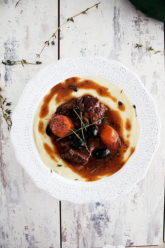 Carne al vino tinto y puré de patata casero