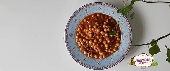 Garbanzos con calamares y tomate