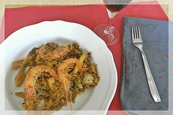 Paella de berberechos, calamar y langostinos