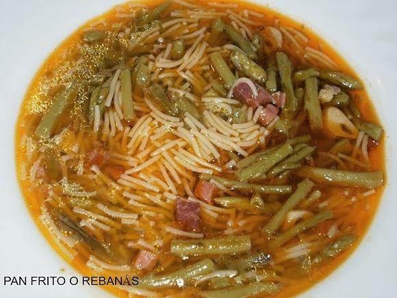 Sopa de jamón y espárragos con fideos