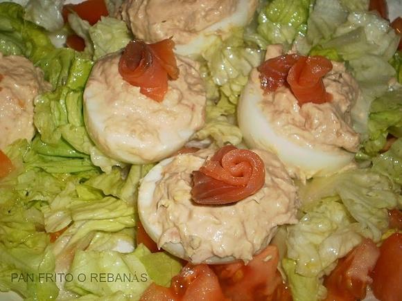Huevos rellenos de salmón y queso azul