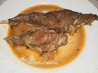 Conejo encebollado