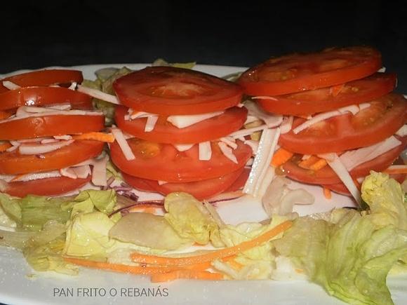 Milhojas de tomates y palitos de cangrejo
