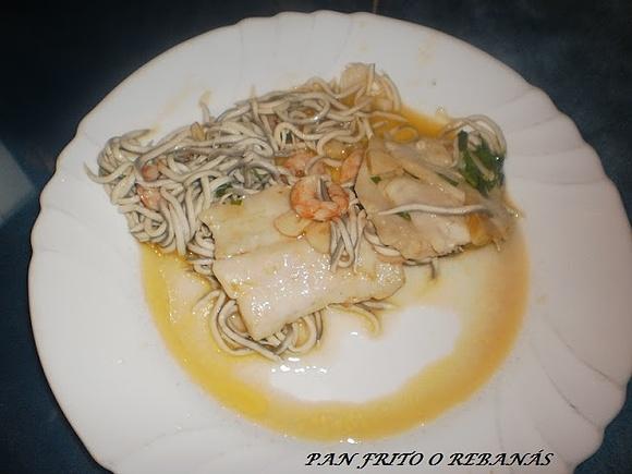 Merluza con langostinos y gulas