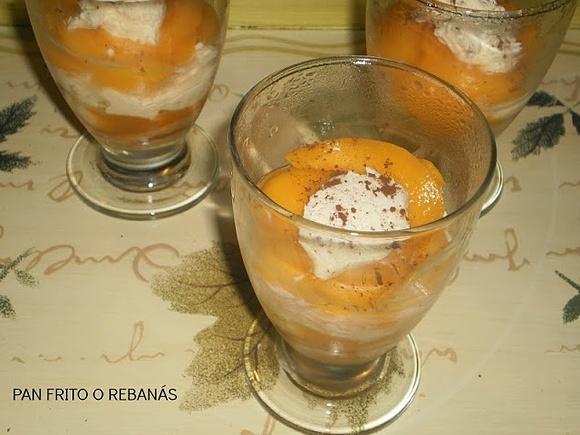 Copa de tiramisú de melocotón