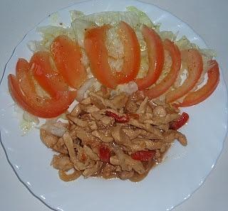 Pollo chino con ensalada aliñada con quita-grasa en barriga