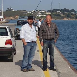 Pescadores en la orilla