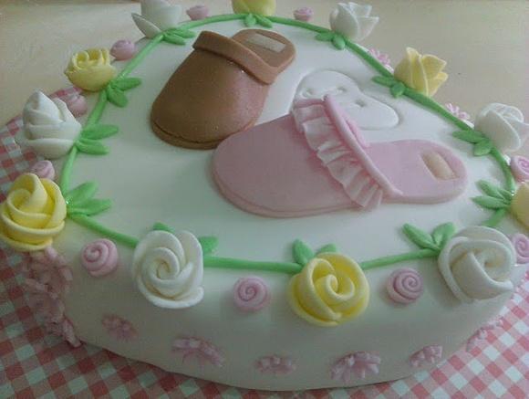 Tarta de aniversario con modelado de pantuflas