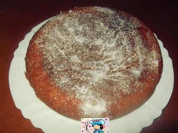 Bizcocho relleno de compota de manzana en olla Erika