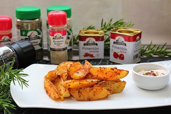 Patatas gajo al horno con salsa de yogur especiada