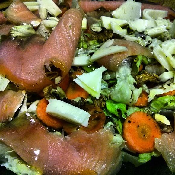 Ensalada de salmón, queso y nueces