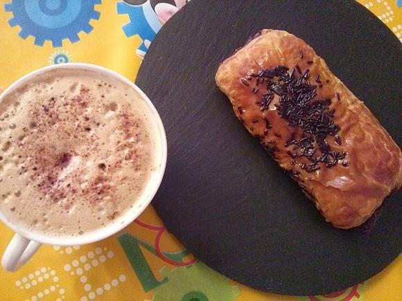 Esmorzar de diumenge amb napolitana de xocolata i capuccino