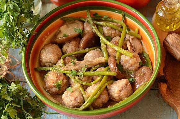 Albóndigas de shiitake en salsa de setas y trigueros
