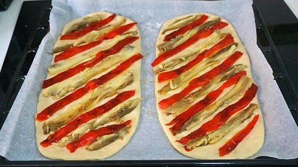 Coca de verduras con sardinas