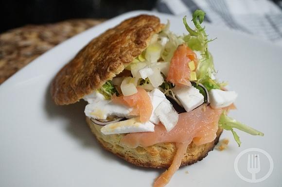 Volovanes rellenos de ensalada con salmón