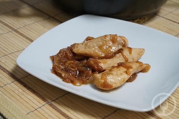 Pollo en salsa de cebolla